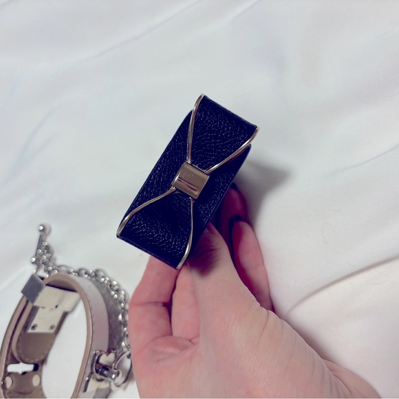 BCBGMAXAZRIA
PRE-OWNED BUNDLE | 4 x BCBG + 1 FREE unbranded (Faux-Leather Bow) - Picture 6 of 7